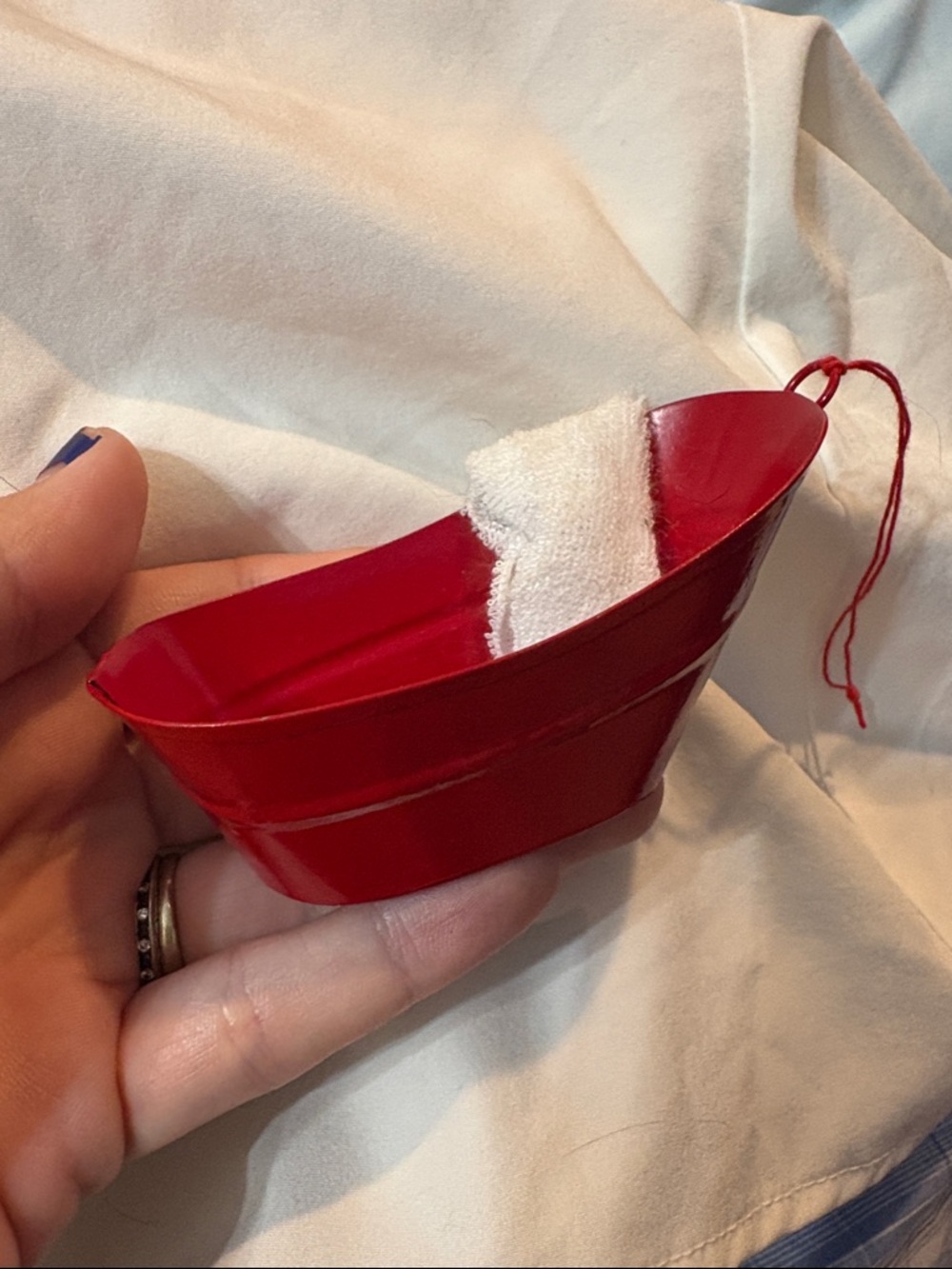 Vintage Red Metal Bath Tub for Dollhouse with White Towel Midwest Taiwan